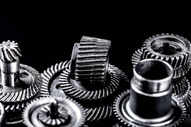 Siyah arkaplanda metal dişliler 