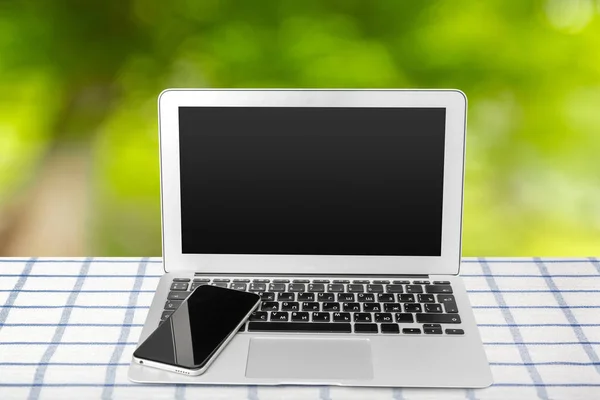 Laptop Mit Leerem Bildschirm Auf Dem Tisch — Stockfoto