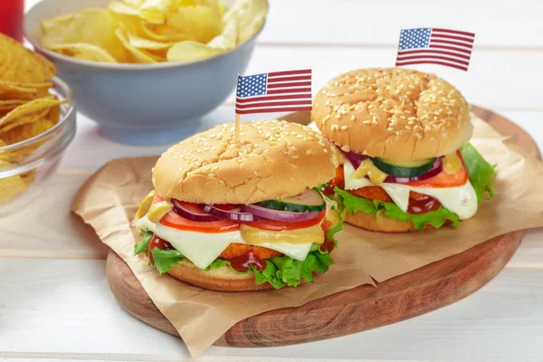 Гамбургеры Американскими Флагами Деревянной Доске Крупным Планом — стоковое фото