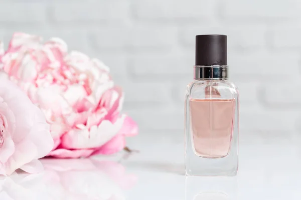 Perfume Bottles Flowers Background — Stock Photo, Image
