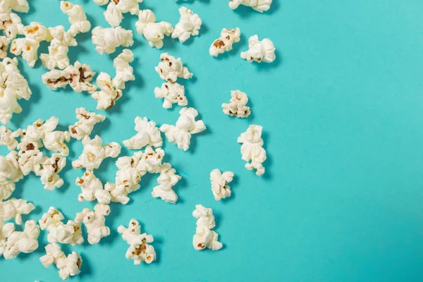 renk arka plan üzerinde patlamış mısır