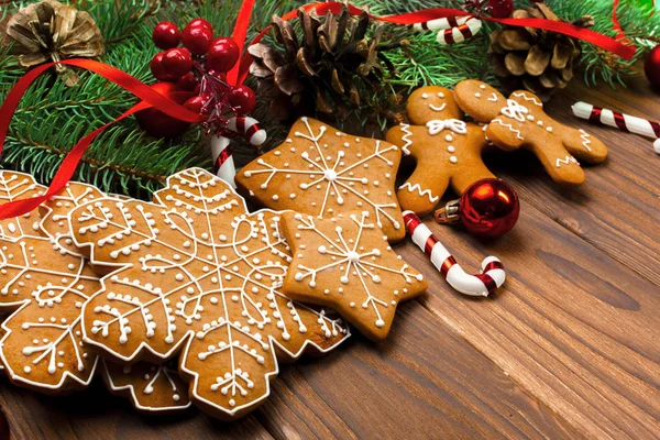 Weihnachten Hintergrund Mit Tannenzweig Dekoriert Mit Lebkuchen — Stockfoto