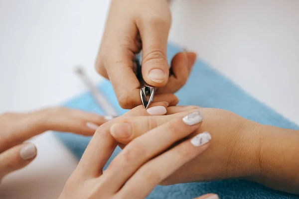 Manikiurzystka Manicure Zbliżenie — Zdjęcie stockowe