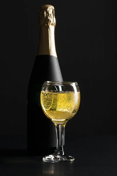 Şampanya Şarap Kadehi Siyah Arka Plan Üzerine Şişe — Stok fotoğraf