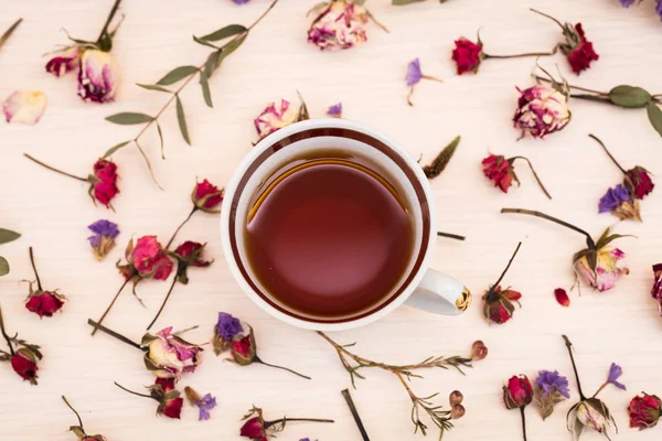 Vintage fincan çay tomurcukları gül ile