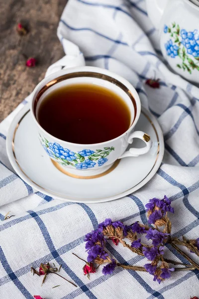 Bodegón Con Taza Mantel Sobre Mesa Madera —  Fotos de Stock