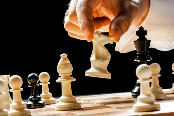 Main Homme Affaires Jouant Aux Échecs — Photo