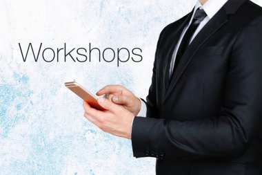 metnin yanına mobil akıllı telefon kullanarak iş adamı