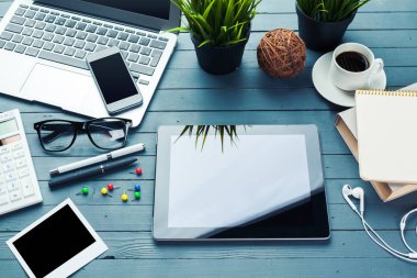 ofis masası bilgisayar ve iş ekipmanları ile