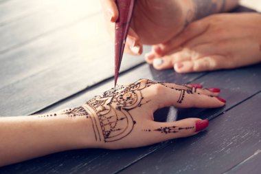 Mehndi eller üzerinde uygulama süreci