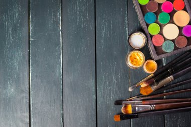 makyaj fırçaları ve göz gölgeleri