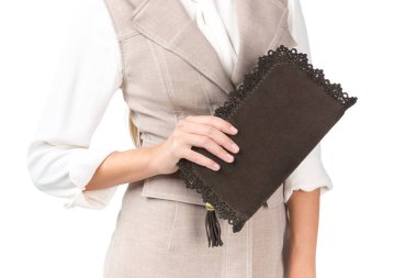 Beyaz arka plan üzerinde izole bir el çantası tutan kadın