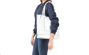 Beyaz arka plan üzerinde izole bir el çantası tutan kadın