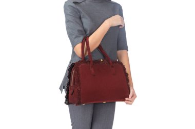 Beyaz arka plan üzerinde izole bir el çantası tutan kadın