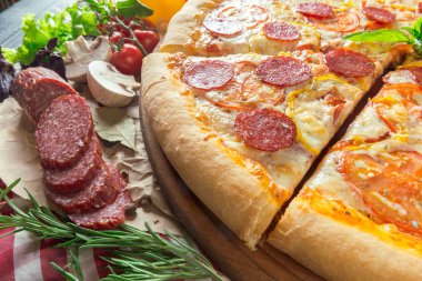 İtalyan sıcak pişmiş Pizza yakın çekim