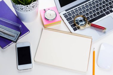 Beyaz ofis resepsiyon masası ile bir sürü şey üstünde o. Üstten Görünüm