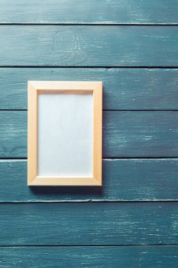 ahşap masa üzerinde boş fotoğraf çerçevesi