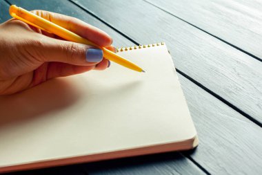 Kavramı mavi ahşap arka plan üzerine yazma