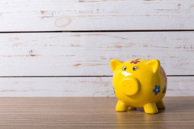 Kumbara ahşap masa üstüne 