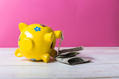 Beyaz masa üzerinde para ile Piggy banka