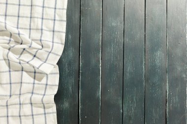 arka plan olarak renkli desenli masa örtüsü