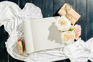  tasarımınız için boş vintage defter çiçeklerle