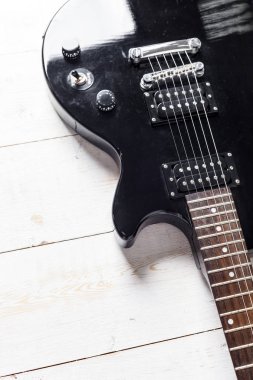 Eski ahşap yüzeyine elektro gitar