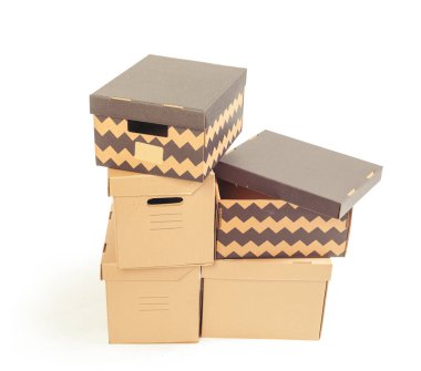 Beyaz arka plan üzerinde izole karton kutular