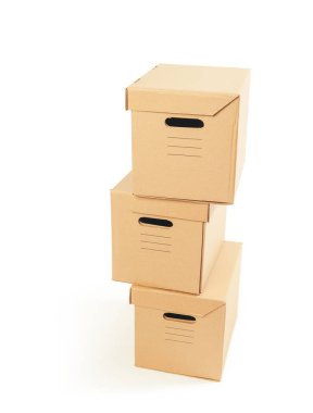Beyaz arka plan üzerinde izole karton kutular