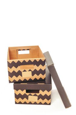 Beyaz arka plan üzerinde izole karton kutular