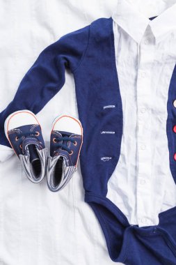 Bebek Çocuk giyimi beyaz arka plan üzerinde