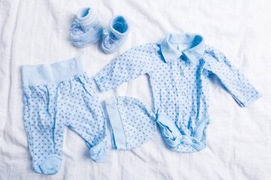 Bebek Çocuk giyimi beyaz arka plan üzerinde