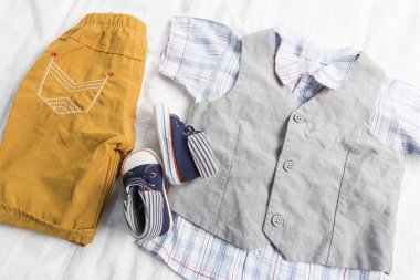 Bebek Çocuk giyimi beyaz arka plan üzerinde