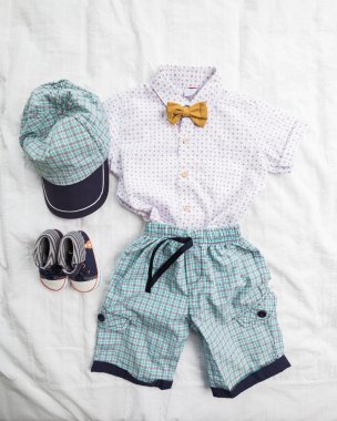 Bebek Çocuk giyimi beyaz arka plan üzerinde