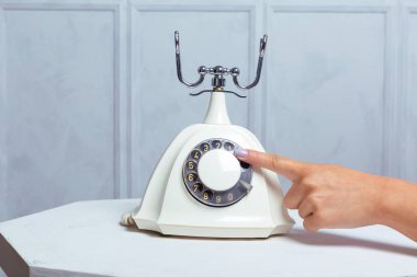 Beyaz Retro telefon ve el önden görünümü