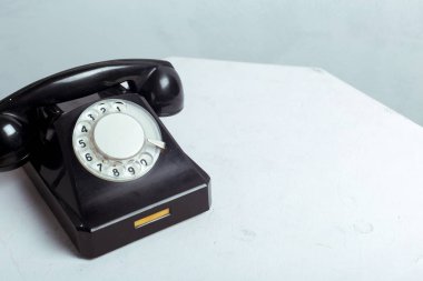 tablo üzerinde siyah Retro telefon yüksek açılı görünüş