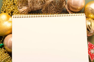 Tebrik kartı yılbaşı süsleriyle süslenir. 