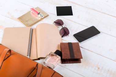 Kadınlar çanta malzeme ahşap arka plan üzerinde görüntüleyin 