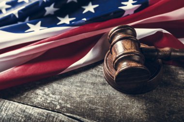 Tahta tokmak ve Amerikan bayrağı