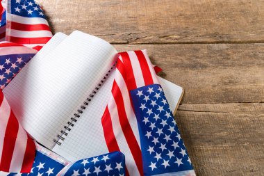 Amerikan bayrağı açık kitap