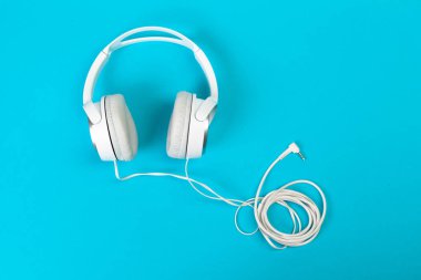 Mavi arkaplanda kulaklık