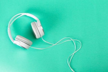 yeşil arka plan üzerinde kulaklık