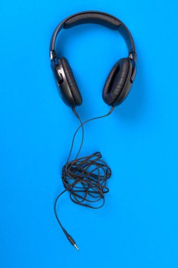 Mavi arkaplanda kulaklık