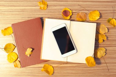 Ahşap masa üstünde Smartphone