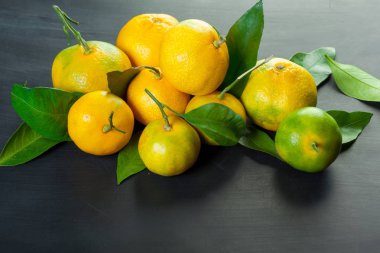 Siyah arka planda Mandarinler