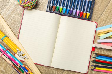 çeşitli renkli çizim araçları. Yukarı alay