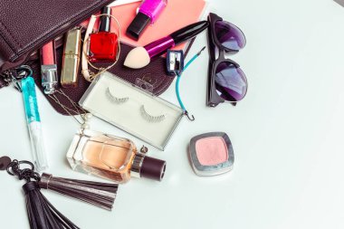 Fırça ve beyaz bir arka plan üzerinde izole kozmetik. Üstten Görünüm.