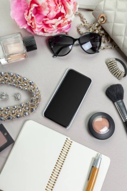 Kadınlar çanta malzeme ahşap arka plan üzerinde görüntüleyin 