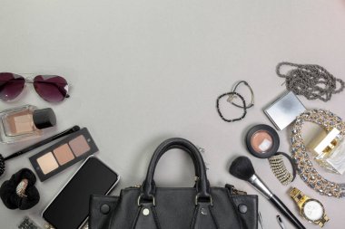 Kadınlar çanta malzeme ahşap arka plan üzerinde görüntüleyin 