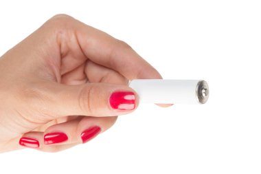 Beyaz arka plan üzerinde izole pil tutan el yakın çekim 